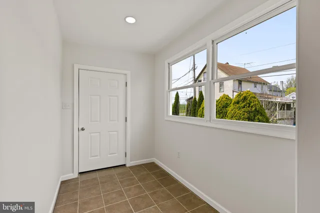 a view of a house with backyard and trees