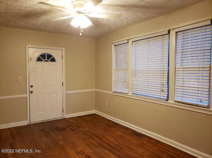 5205 Bragg Road Jacksonville, FL 32254 - Photo 2 of 19 Living Room