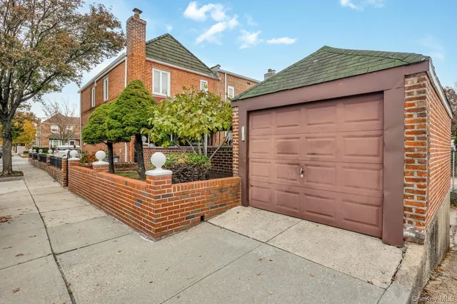 a view of a pathway with a yard
