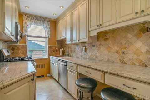 $328,000 | 920 Pelhamdale Avenue, Unit A2H, Pelham, NY 10803