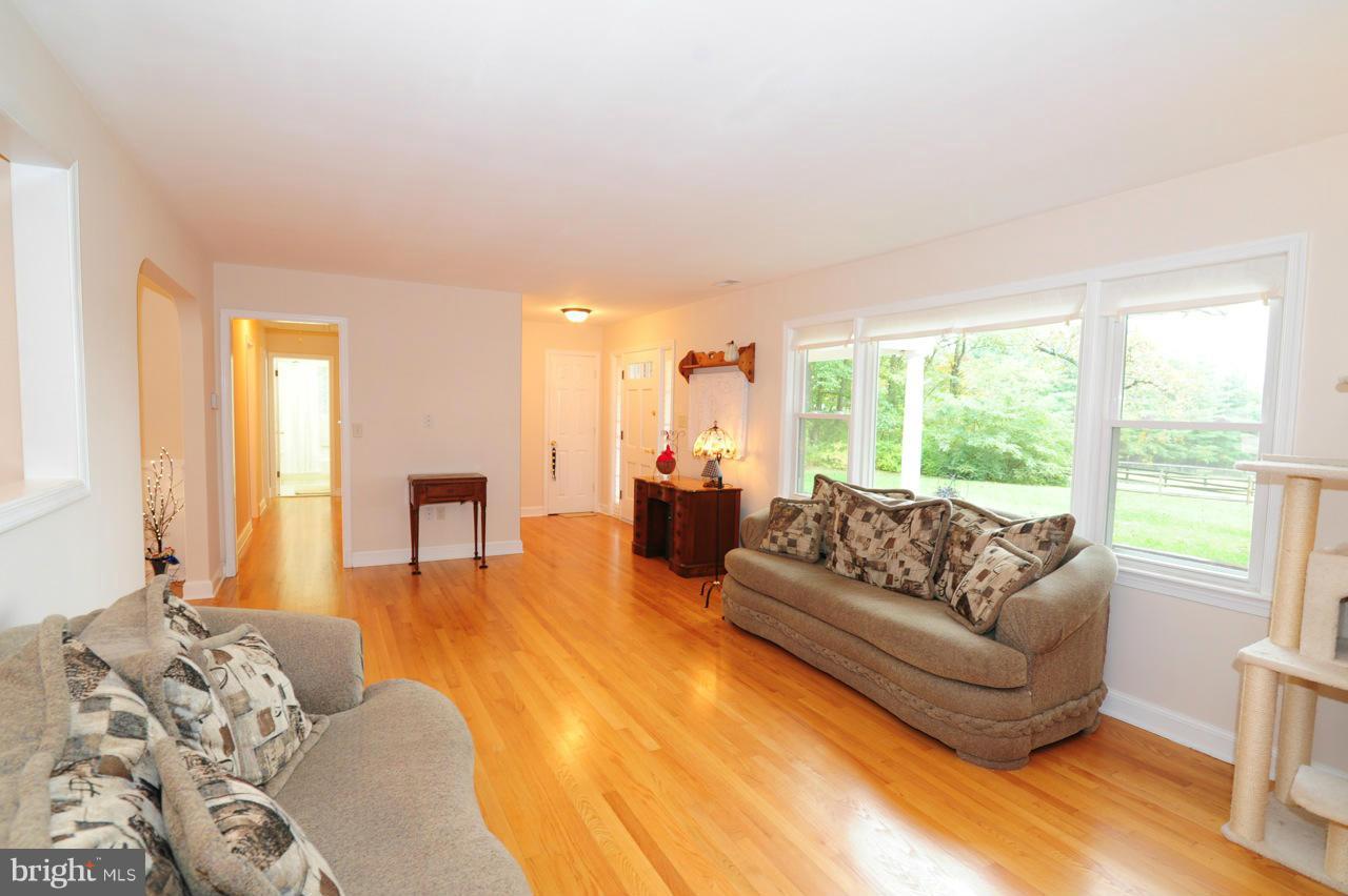 18892 Airmont Road Purcellville, VA 20132 - Photo 4 of 29 Living Room