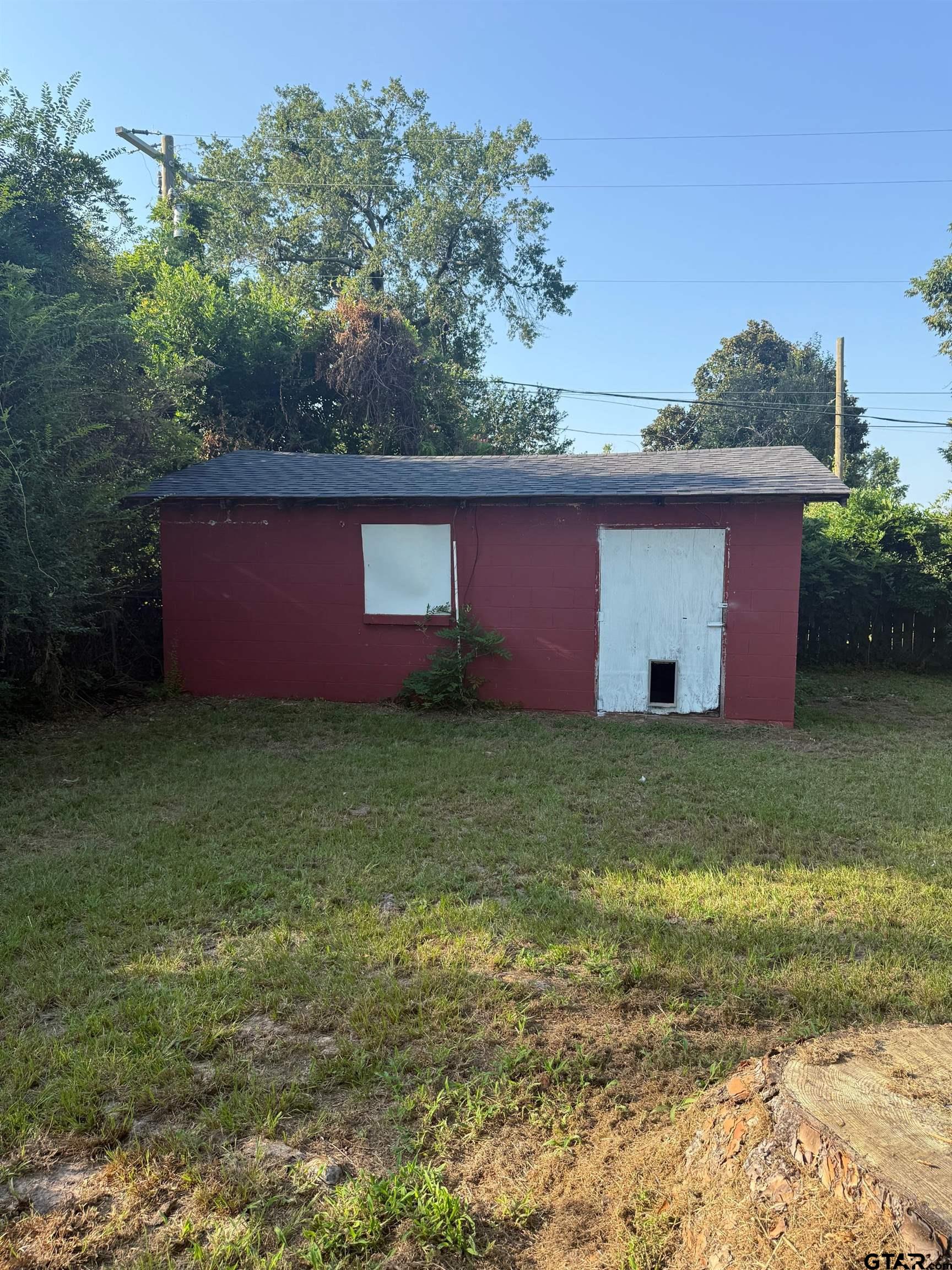 2408 Hunter Street Tyler, TX 75701 - Photo 31 of 33 a backyard of a house with lots of green space