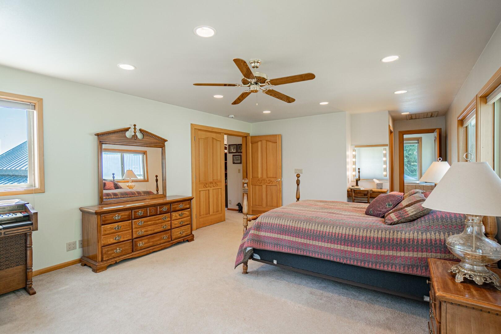 7540 Hyatt Prairie Road Ashland, OR 97520 - Photo 25 of 39 Upstairs Primary Bedroom
