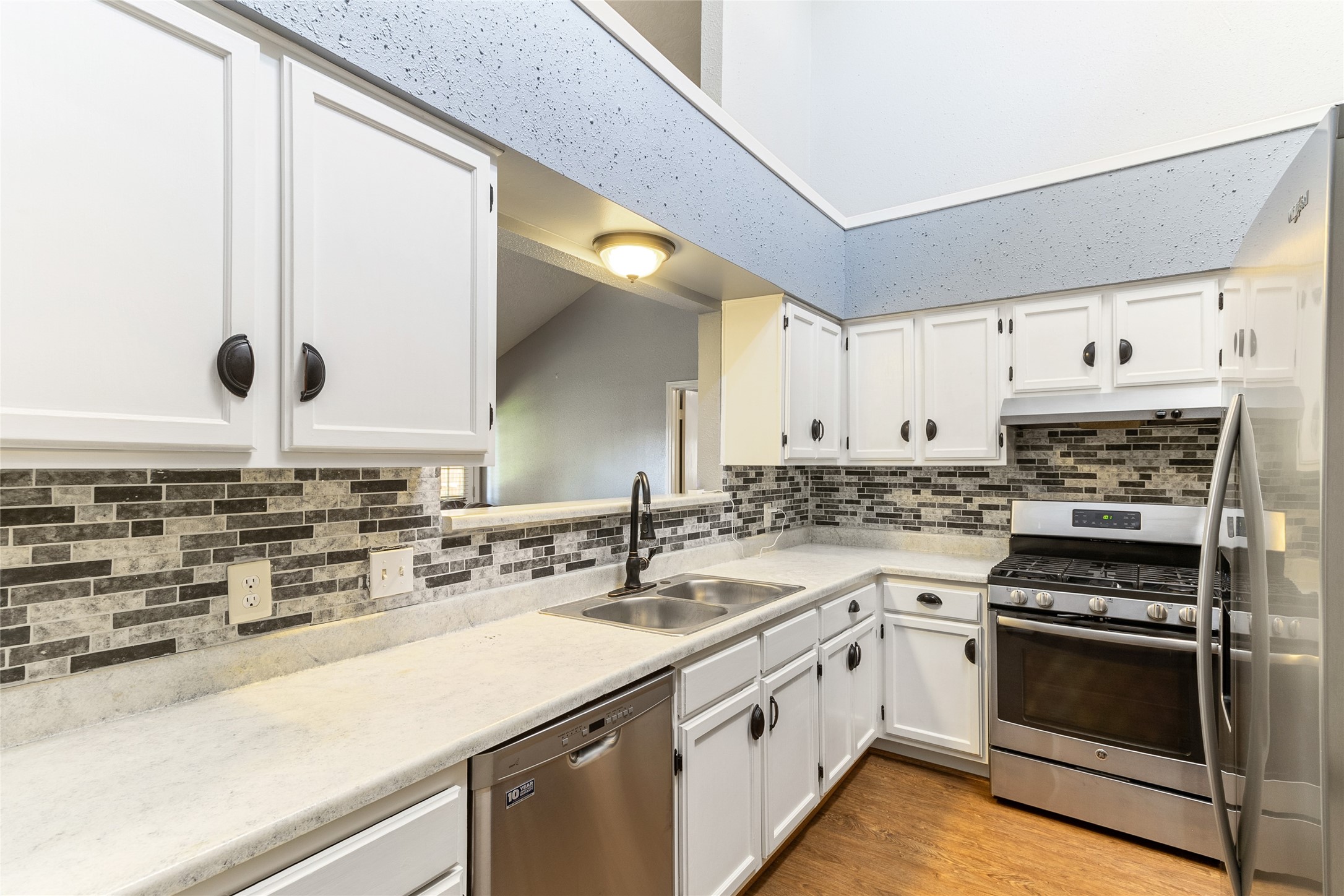 14 Sarita Road Angleton, TX 77515 - Photo 7 of 27 Kitchen