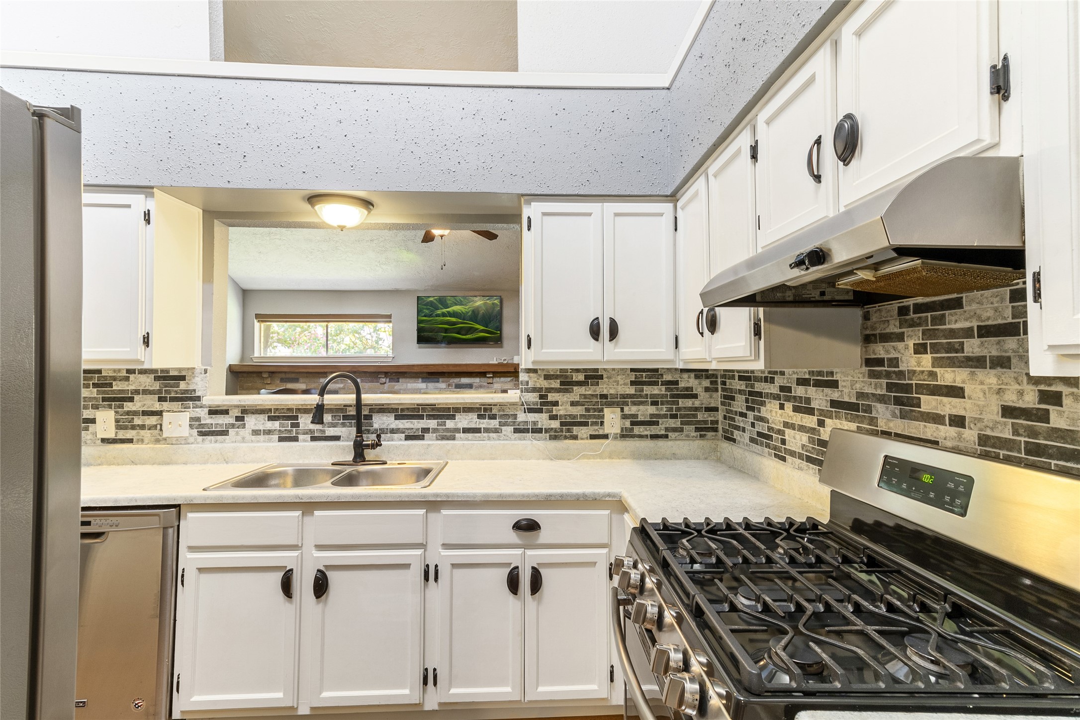 14 Sarita Road Angleton, TX 77515 - Photo 8 of 27 Kitchen