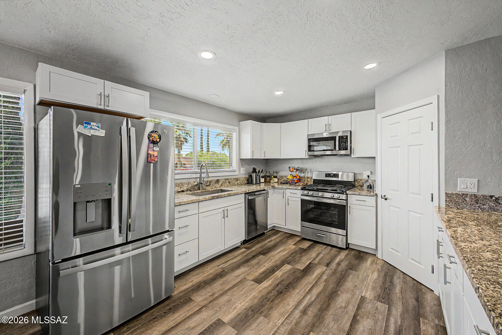 3249 South Serena Circle Tucson, AZ 85730 - Photo 11 of 27 Kitchen with large window with natural light