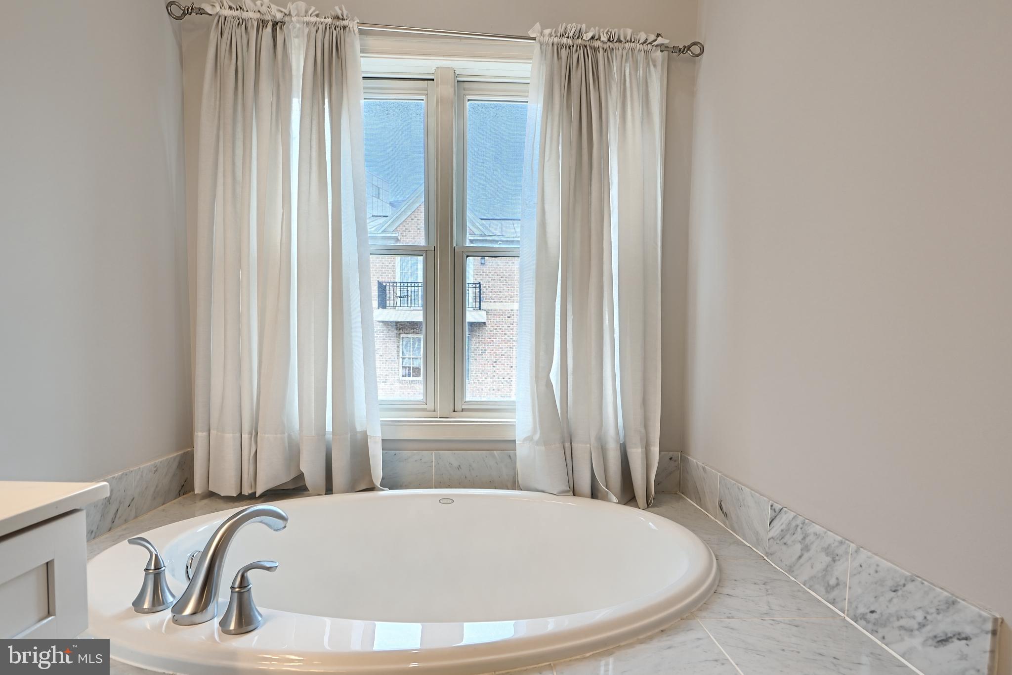 1205 Dockside Circle Baltimore, MD 21224 - Photo 28 of 39 a bathroom with bathtub and window