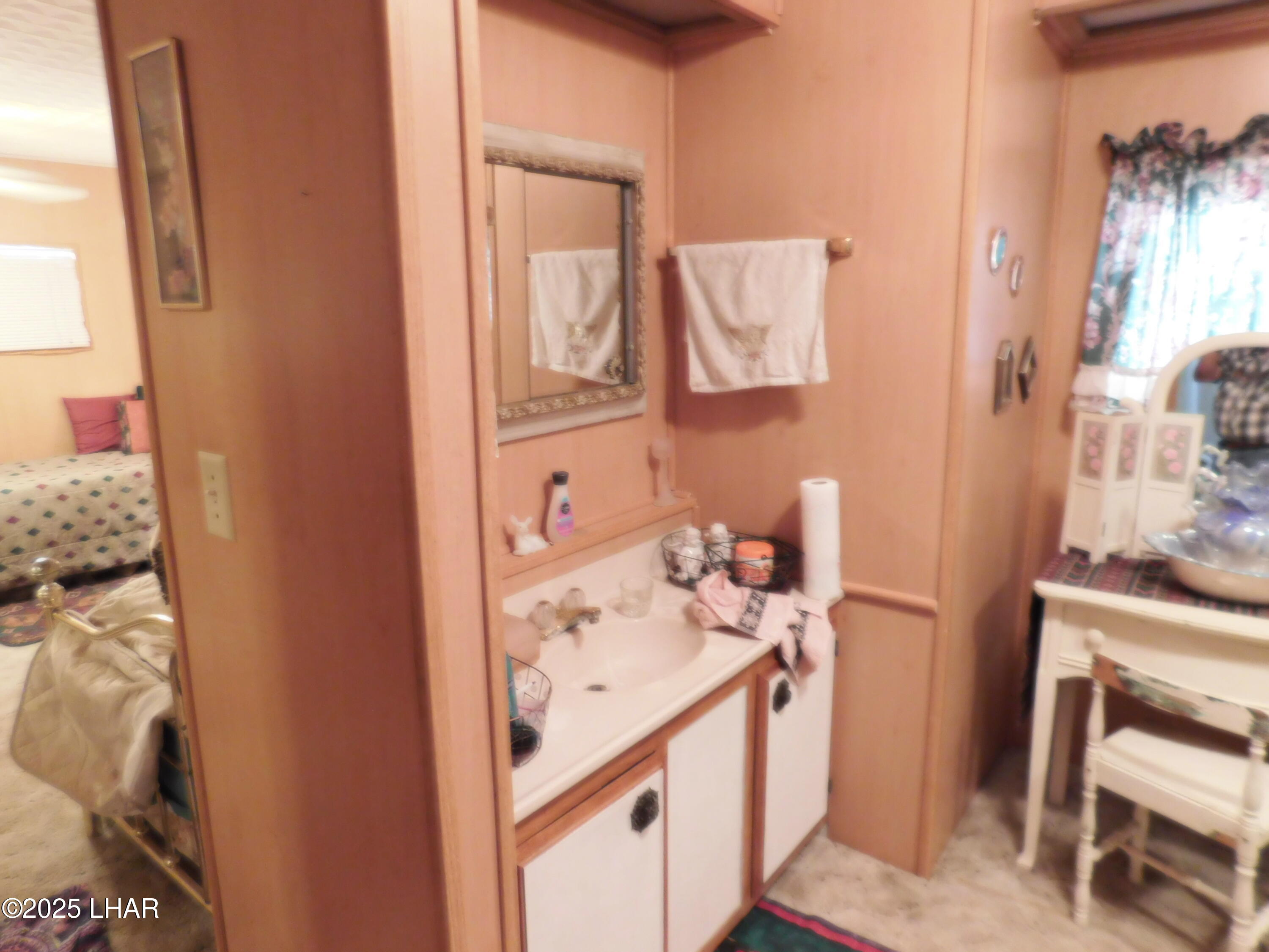 1240 Acacia Road, Unit 14 Quartzsite, AZ 85346 - Photo 25 of 33 Masterbath