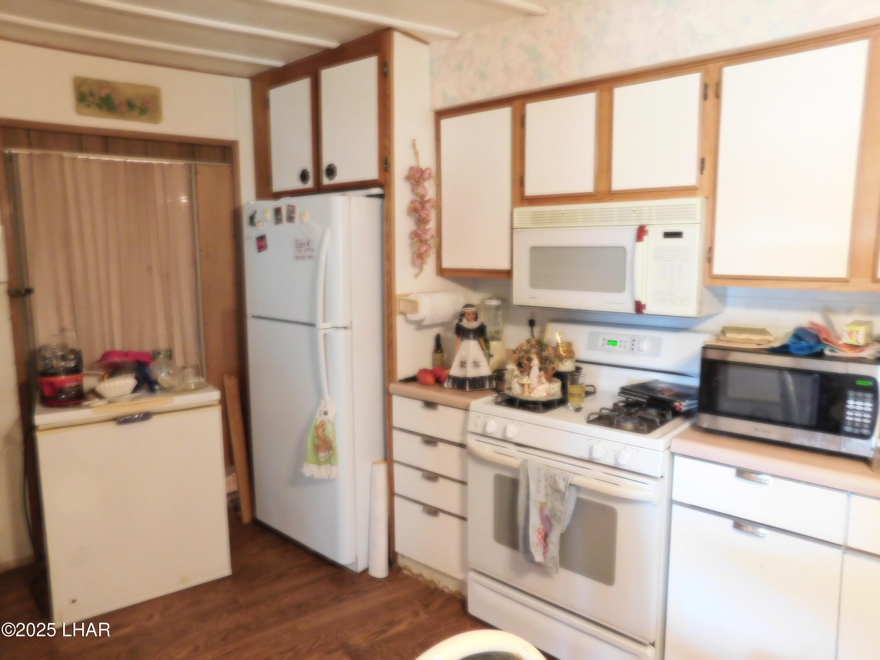 1240 Acacia Road, Unit 14 Quartzsite, AZ 85346 - Photo 6 of 33 Propane Stove & built-in microwave