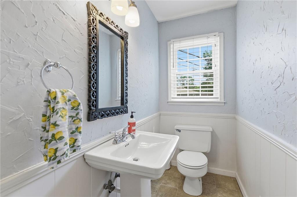 9529 Eby Street Overland Park, KS 66212 - Photo 20 of 38