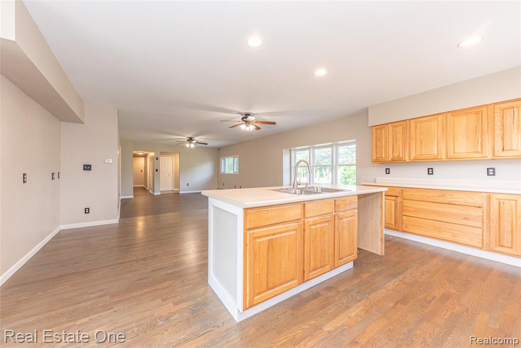 912 North Wixom Road Wixom, MI 48393 - Photo 13 of 49