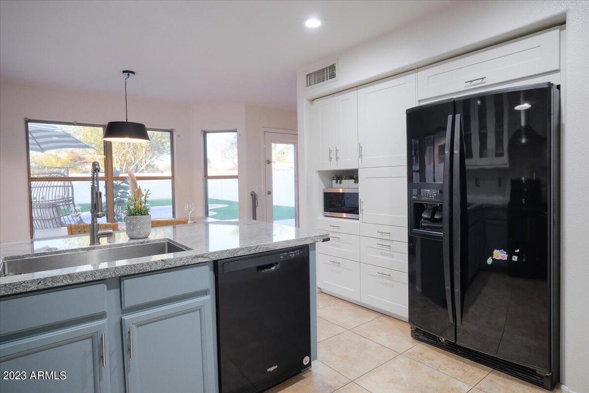4706 East Mossman Road Phoenix, AZ 85050 - Photo 4 of 40 05-Kitchen