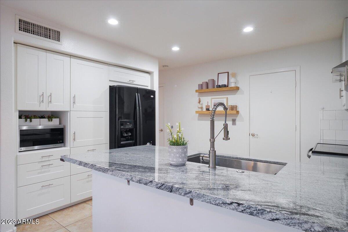 4706 East Mossman Road Phoenix, AZ 85050 - Photo 6 of 40 06-Kitchen