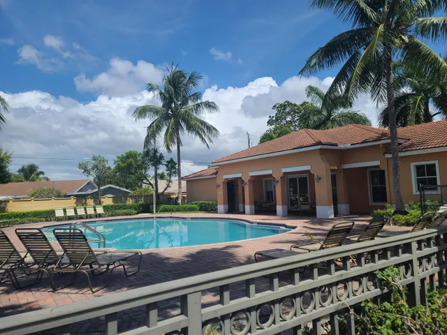 $2,200 | 3561 Forest Hill Boulevard, Unit 71, Palm Springs, FL 33406