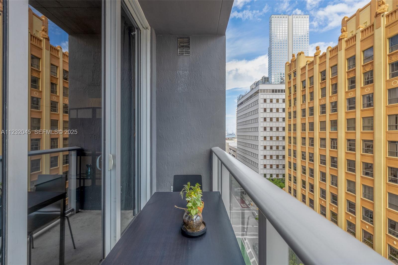 151 Southeast 1st Street, Unit 809 Miami, FL 33131 - Photo 6 of 45