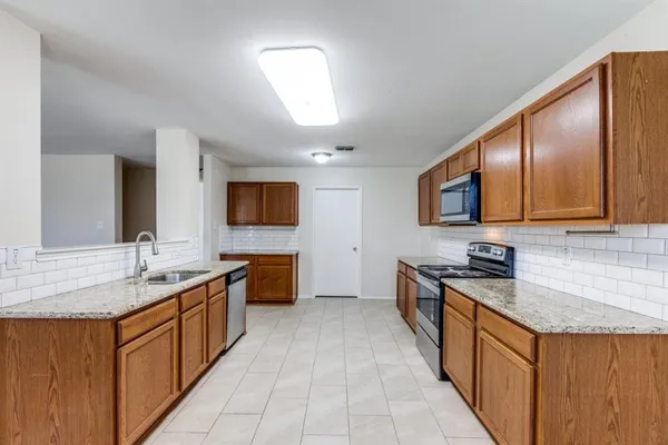 $2,395 | 6104 St James Place, Denton, TX 76210