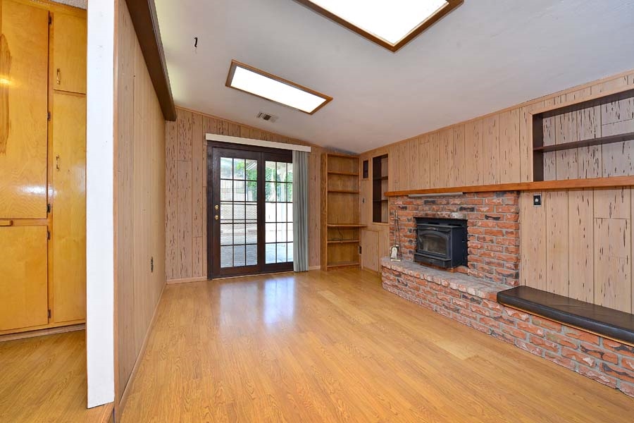 11319 Posthill Road Lakeside, CA 92040 - Photo 3 of 25 Welcome on in to this light and bright family room.