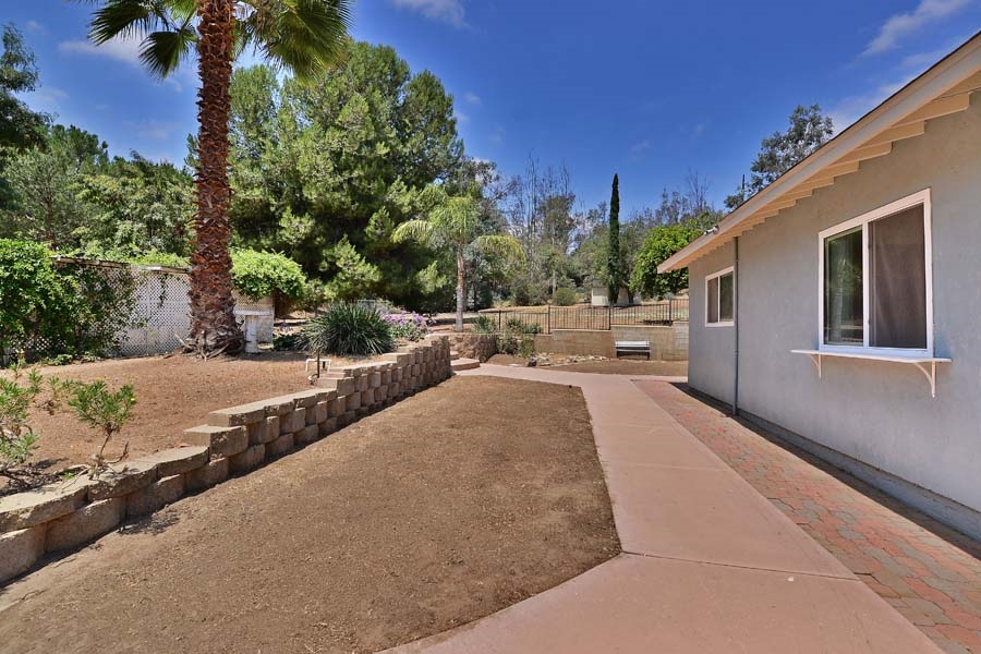 11319 Posthill Road Lakeside, CA 92040 - Photo 25 of 25 Dog kennel to the left and the rest of the yard straight ahead.