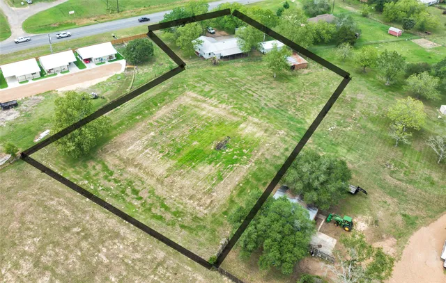 $395,000 | 1001 Highway 77, Hallettsville, TX 77964
