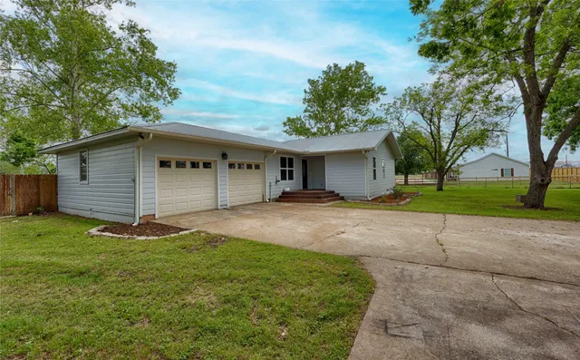 $395,000 | 1001 Highway 77, Hallettsville, TX 77964