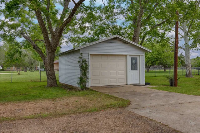 $395,000 | 1001 Highway 77, Hallettsville, TX 77964