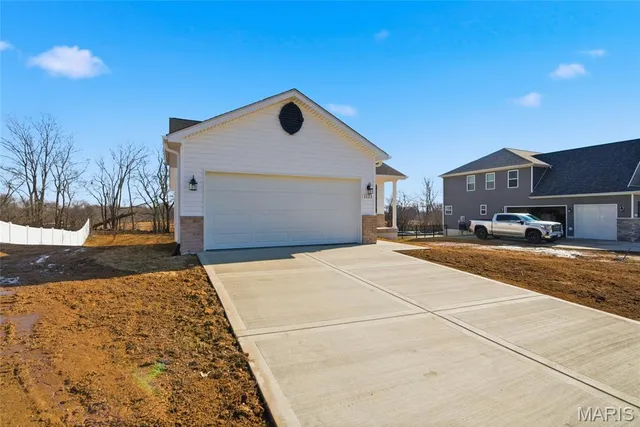 $370,000 | 1123 Castle Green Drive, Waterloo, IL 62298