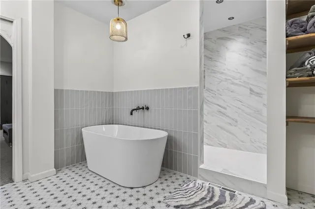 $975,000 | 102 Northwest Hackberry Street, Lee's Summit, MO 64064