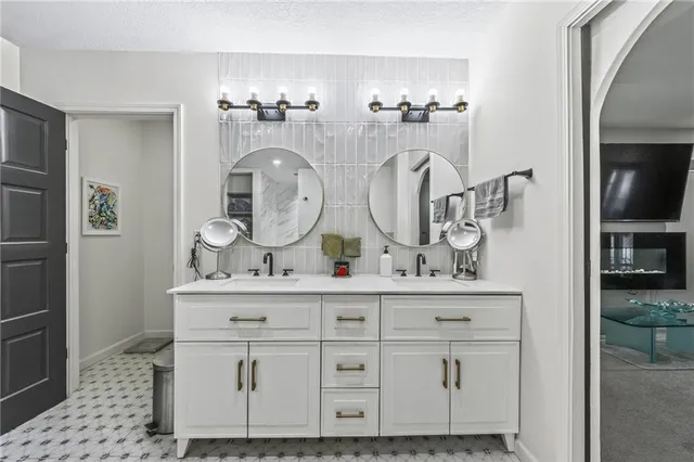 $975,000 | 102 Northwest Hackberry Street, Lee's Summit, MO 64064