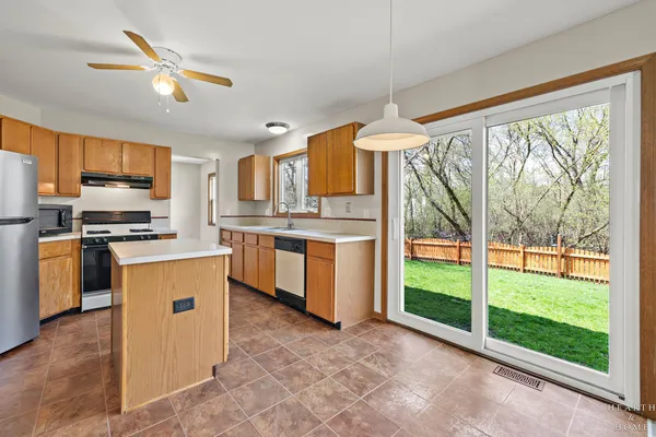 $375,000 | 1266 Fernleaf Drive, Crystal Lake, IL 60014