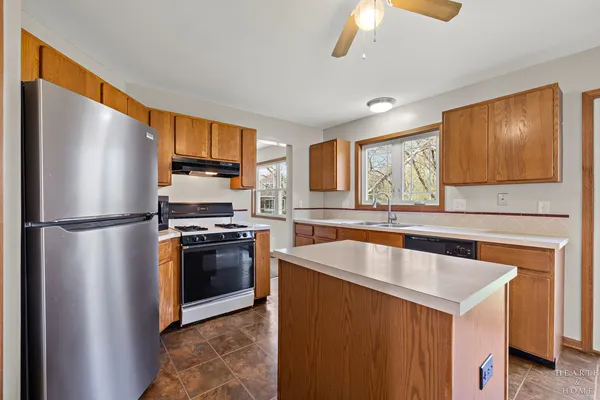$375,000 | 1266 Fernleaf Drive, Crystal Lake, IL 60014
