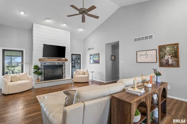 $575,000 | 5930 North Lake Road, Springfield, IL 62711