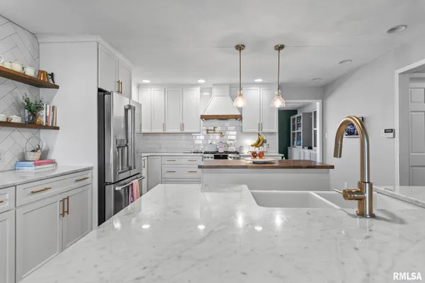 $575,000 | 5930 North Lake Road, Springfield, IL 62711