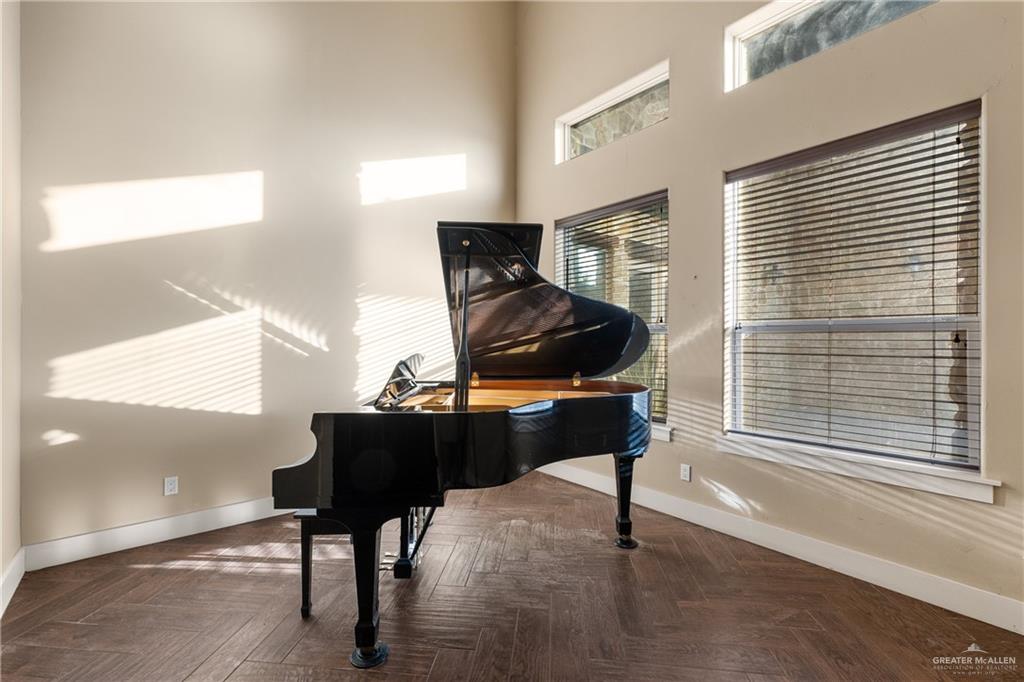 17839 Abd Road Harlingen, TX 78552 - Photo 9 of 38 a living room with furniture and a window