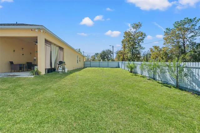 a view of a back yard