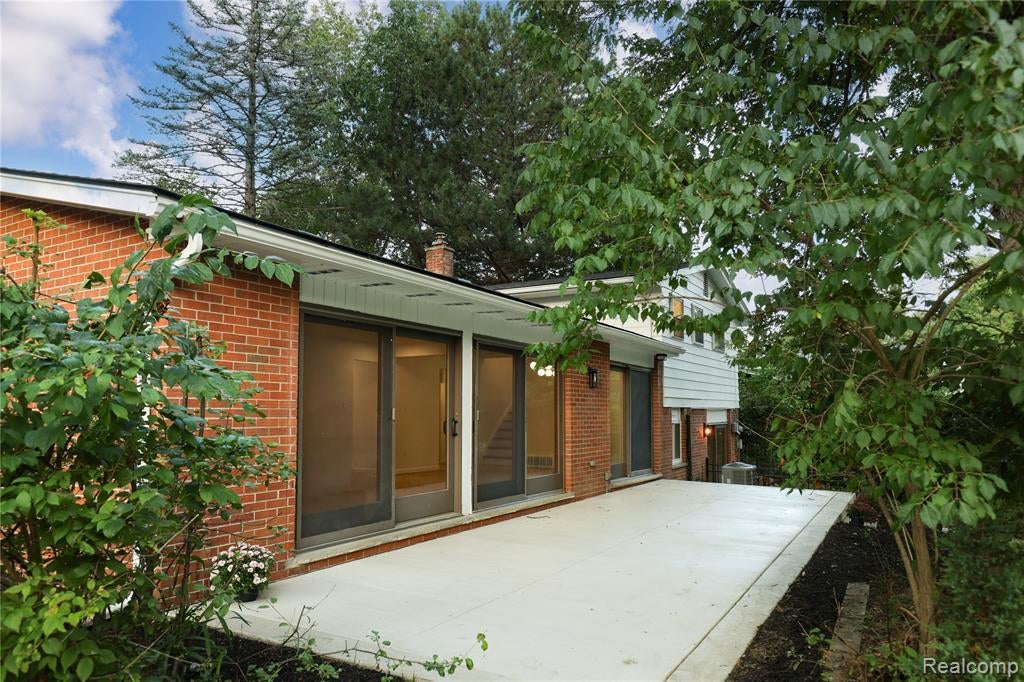 24095 Farmington Road Farmington, MI 48336 - Photo 41 of 51 Gallery Image 41