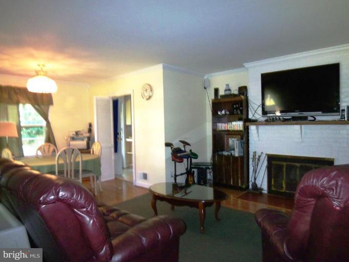 6709 Greenleaf Street Springfield, VA 22150 - Photo 3 of 10 Living Room