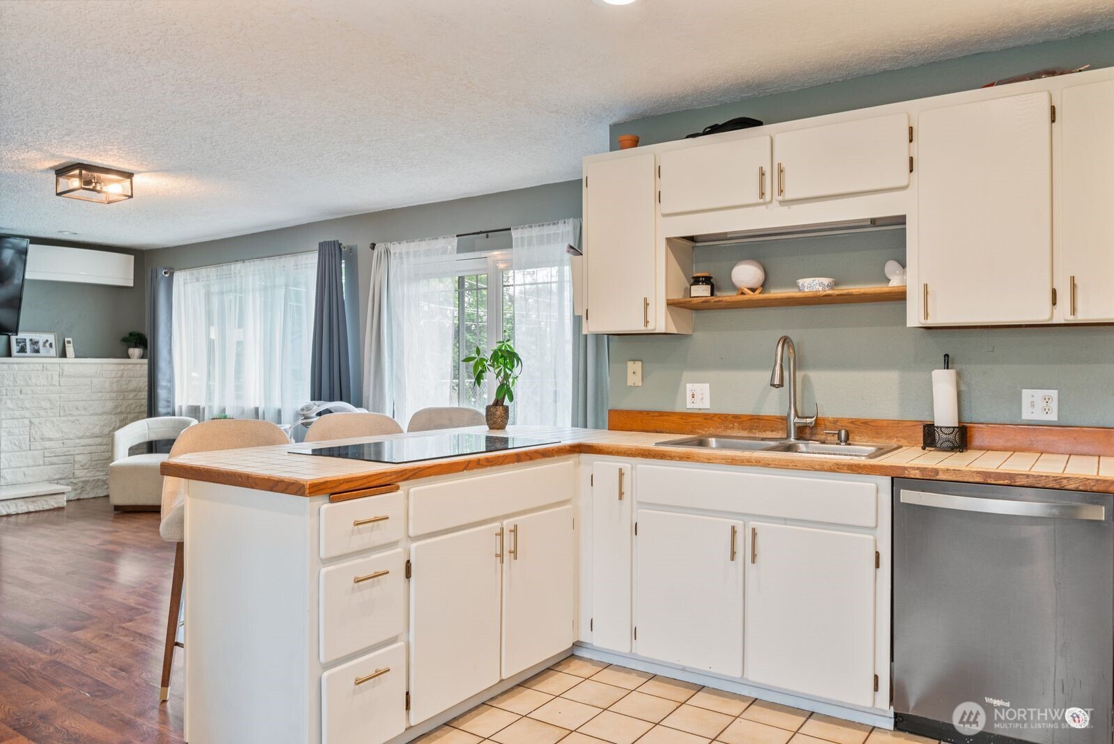 2244 Lee Avenue Longview, WA 98632 - Photo 11 of 27 a kitchen with a sink and cabinets