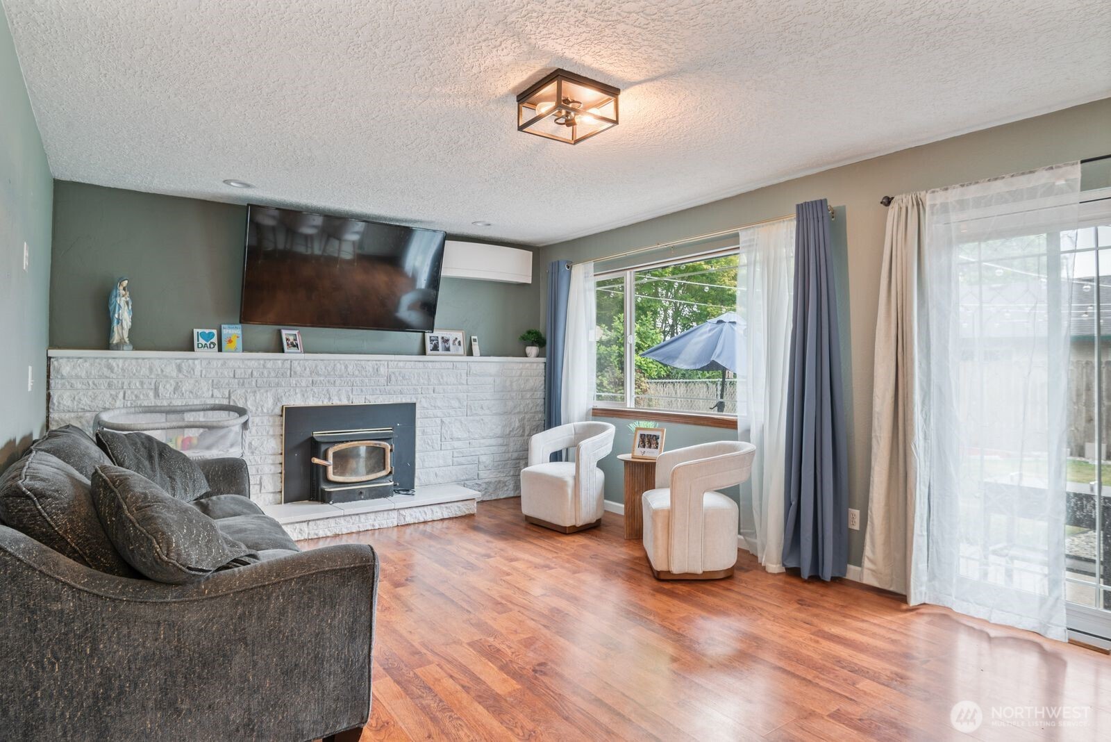 2244 Lee Avenue Longview, WA 98632 - Photo 13 of 27 a living room with furniture and a fireplace