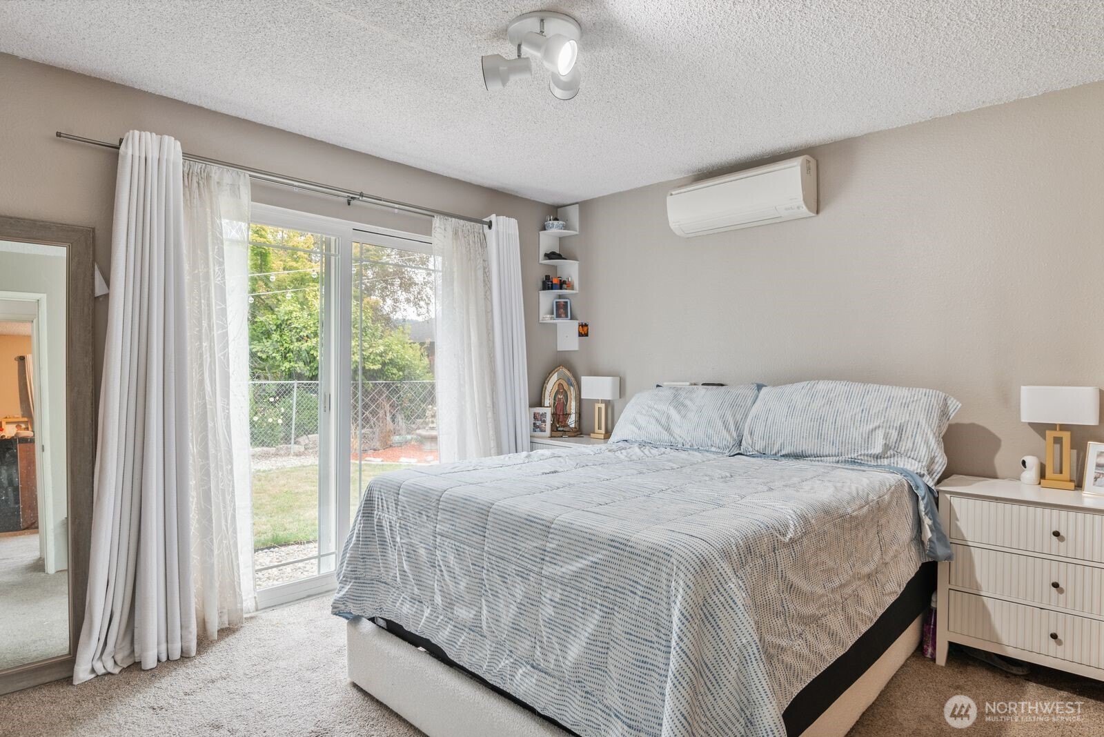 2244 Lee Avenue Longview, WA 98632 - Photo 15 of 27 a bedroom with a large bed and a window