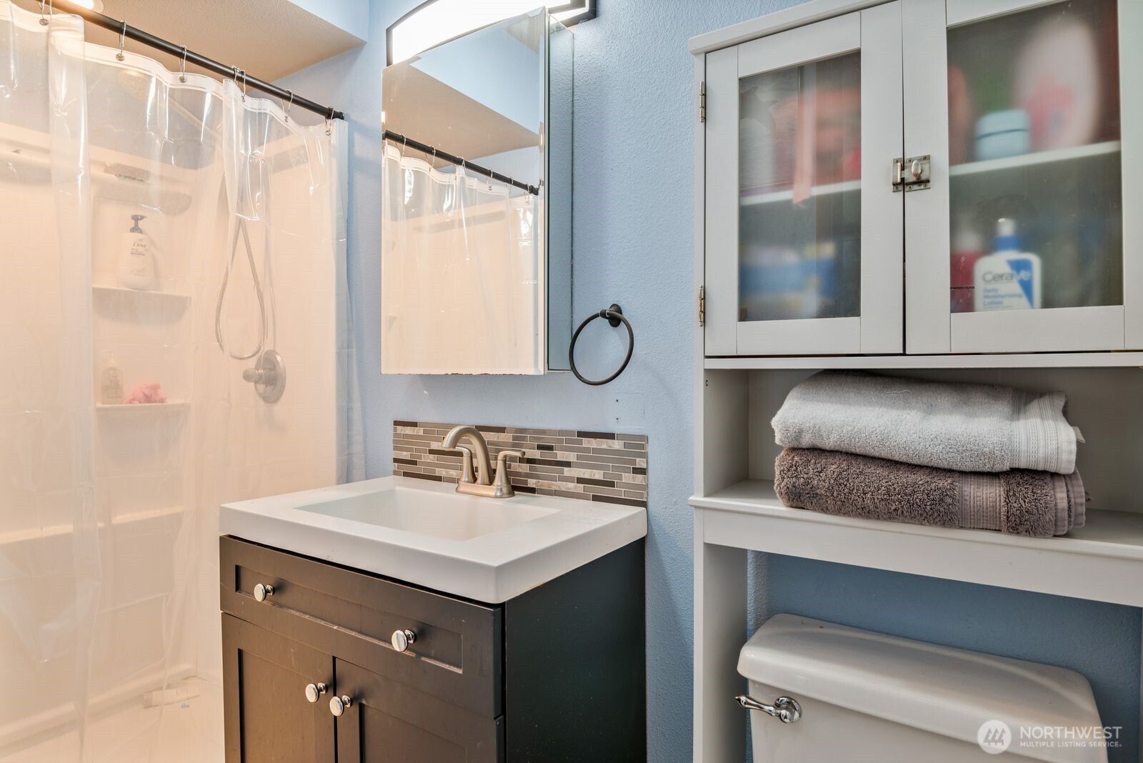 2244 Lee Avenue Longview, WA 98632 - Photo 17 of 27 a bathroom with a sink and a mirror