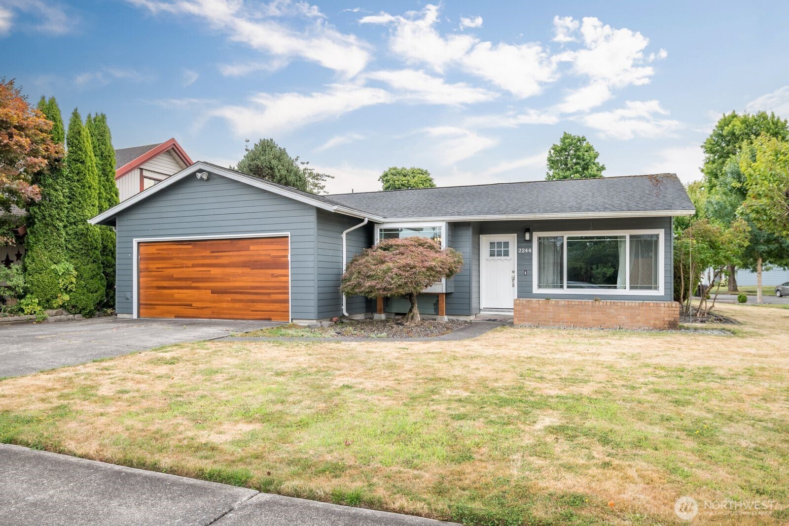 2244 Lee Avenue Longview, WA 98632 - Photo 2 of 27 a front view of a house with a yard and garage