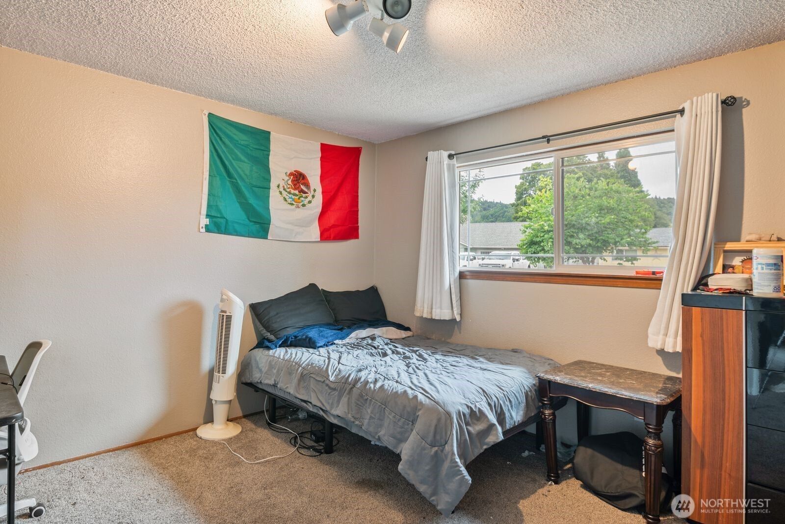 2244 Lee Avenue Longview, WA 98632 - Photo 21 of 27 a bedroom with a bed and a window