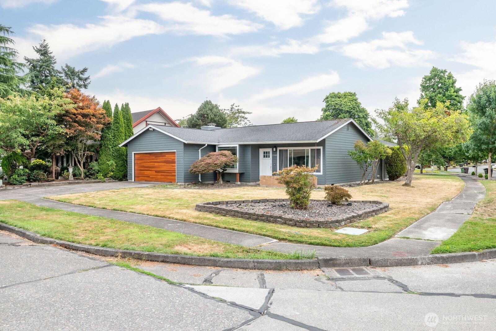 2244 Lee Avenue Longview, WA 98632 - Photo 3 of 27 a view of a house with swimming pool and a yard