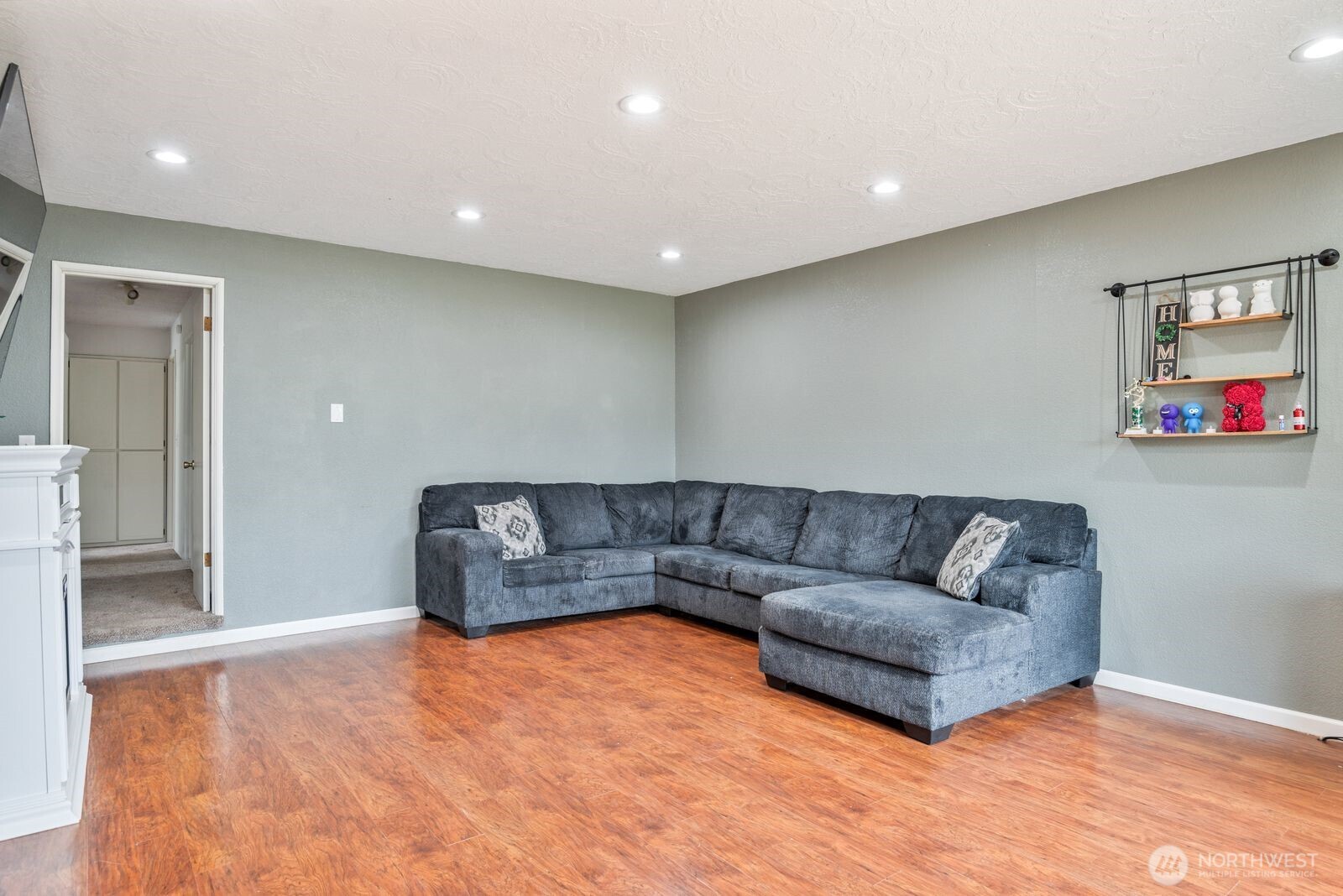 2244 Lee Avenue Longview, WA 98632 - Photo 4 of 27 a living room with furniture and a flat screen tv