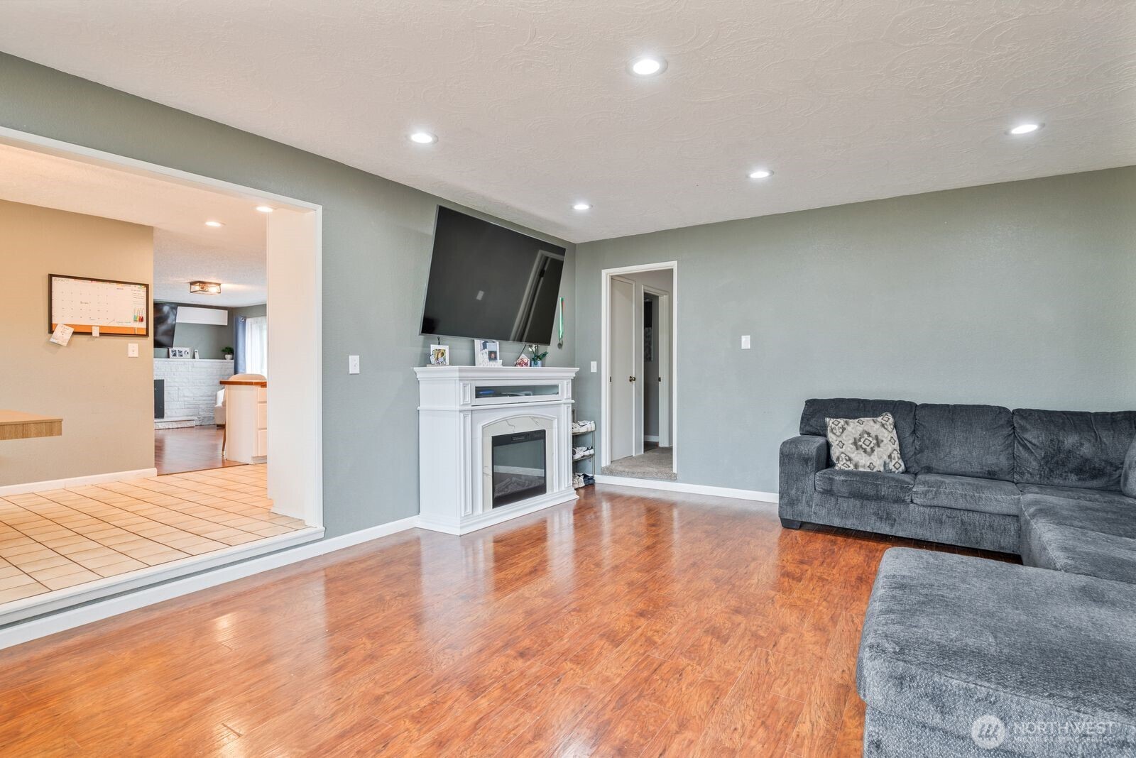2244 Lee Avenue Longview, WA 98632 - Photo 5 of 27 a living room with furniture and a flat screen tv