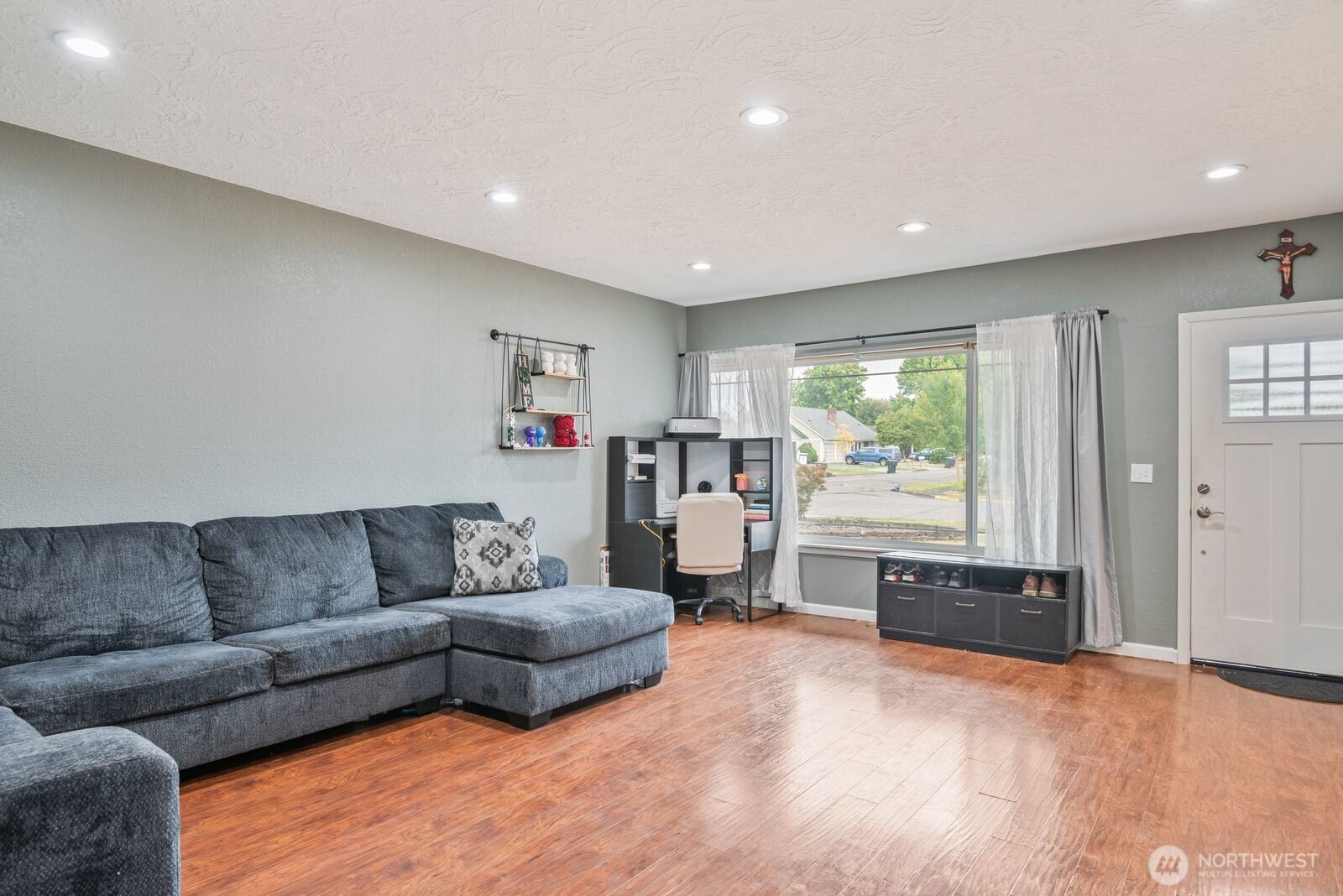 2244 Lee Avenue Longview, WA 98632 - Photo 6 of 27 a living room with furniture and a large window