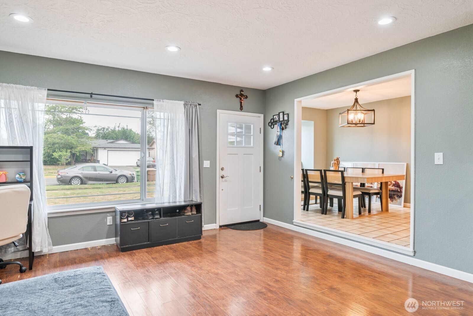 2244 Lee Avenue Longview, WA 98632 - Photo 7 of 27 a view of an empty room and window