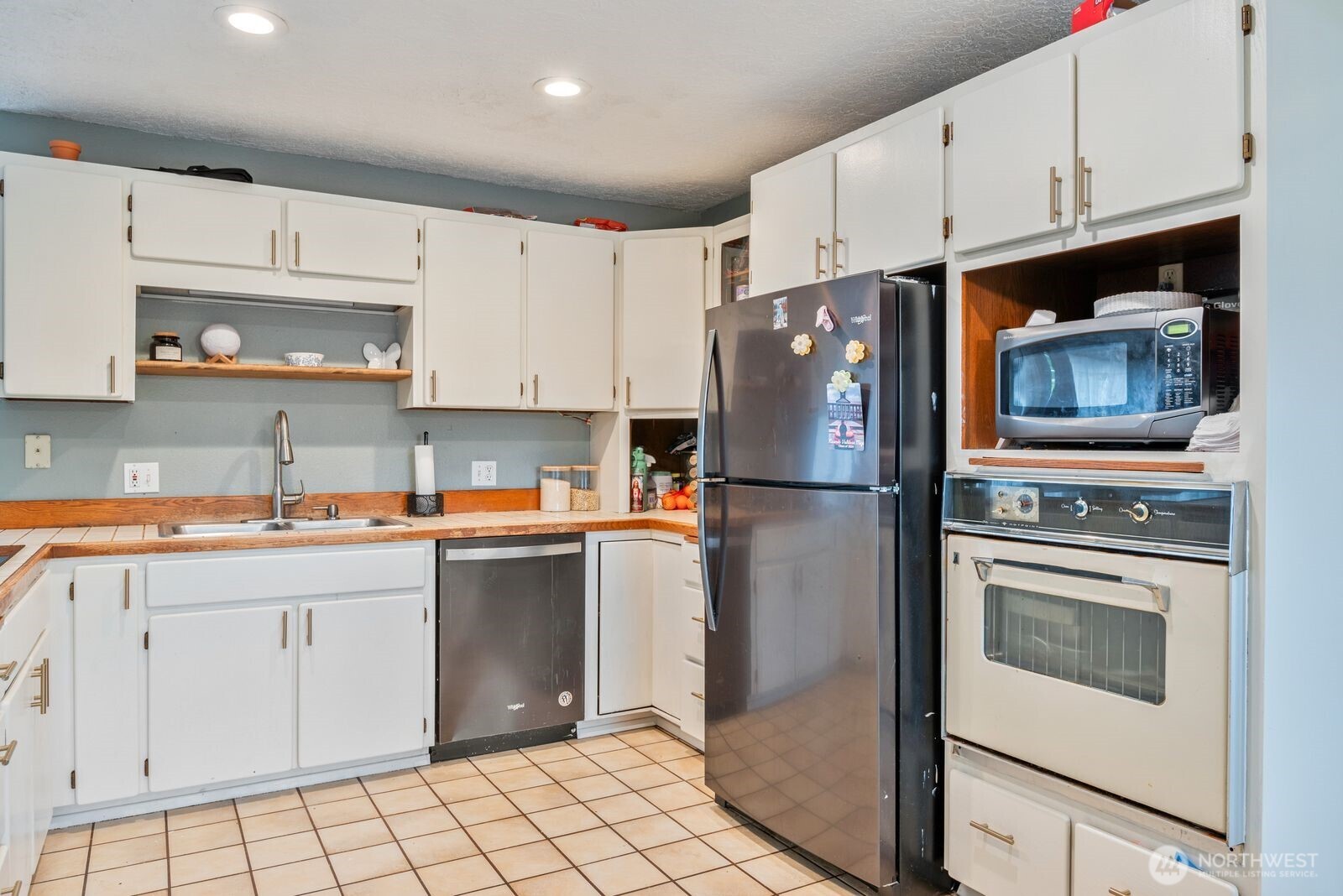 2244 Lee Avenue Longview, WA 98632 - Photo 10 of 27 a kitchen with cabinets stainless steel appliances and a counter space