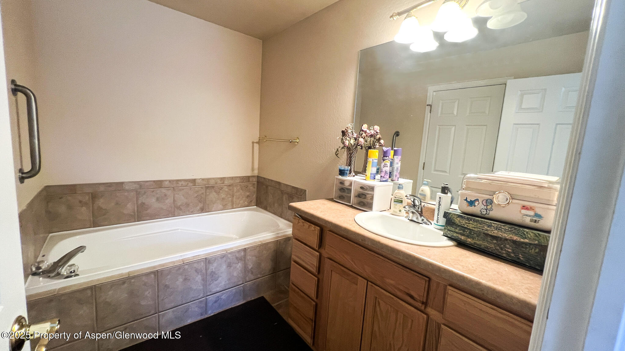 786 Comstock Drive Fruita, CO 81521 - Photo 22 of 38 a bathroom with a bathtub and a sink