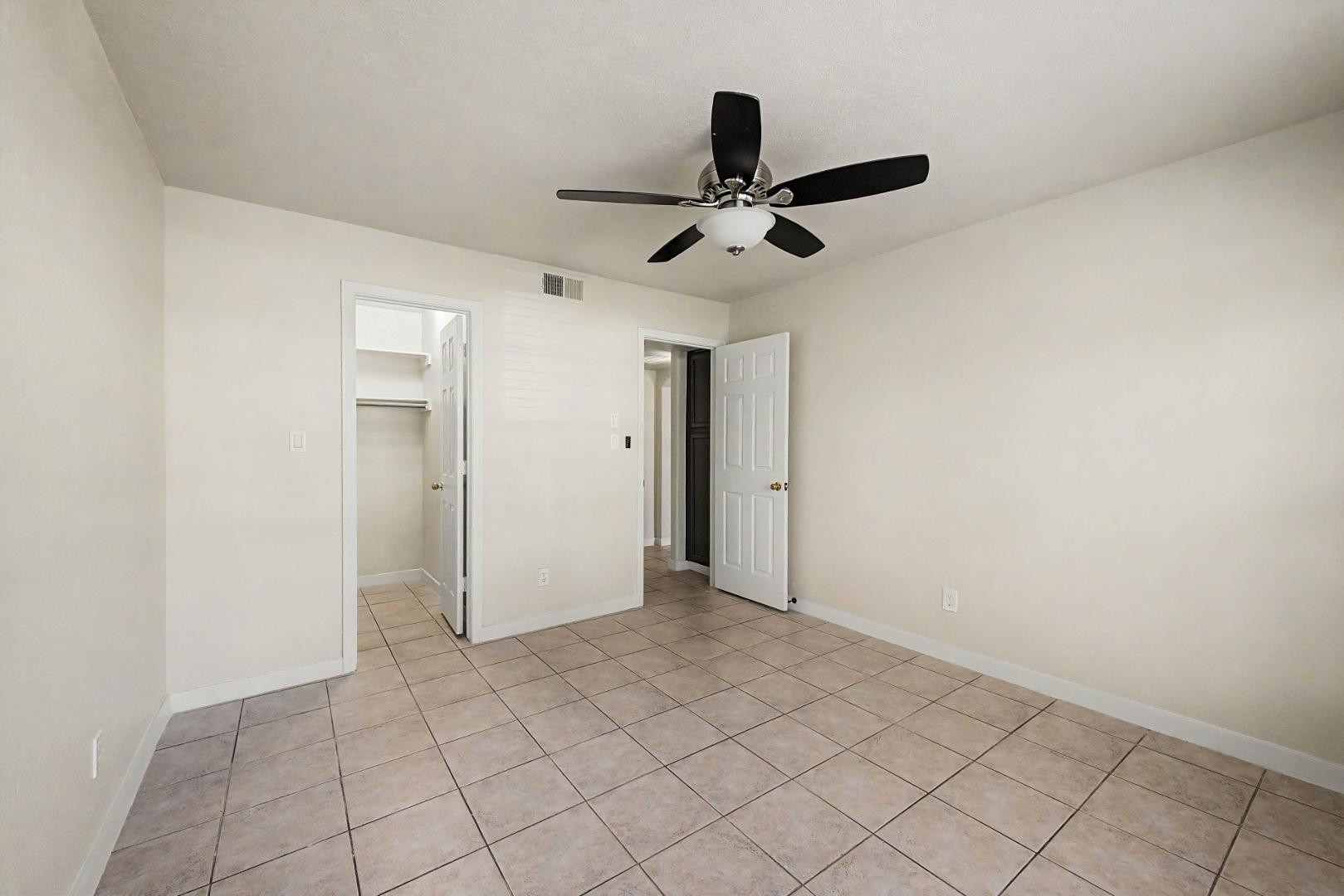 6885 East Cochise Road, Unit 142 Paradise Valley, AZ 85253 - Photo 32 of 47 a view of an empty room and window